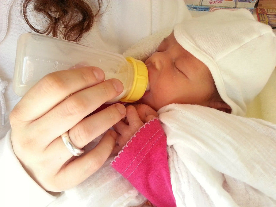 4 Easy Ways To Transition To Bottle Feeding - The Baby's Brew